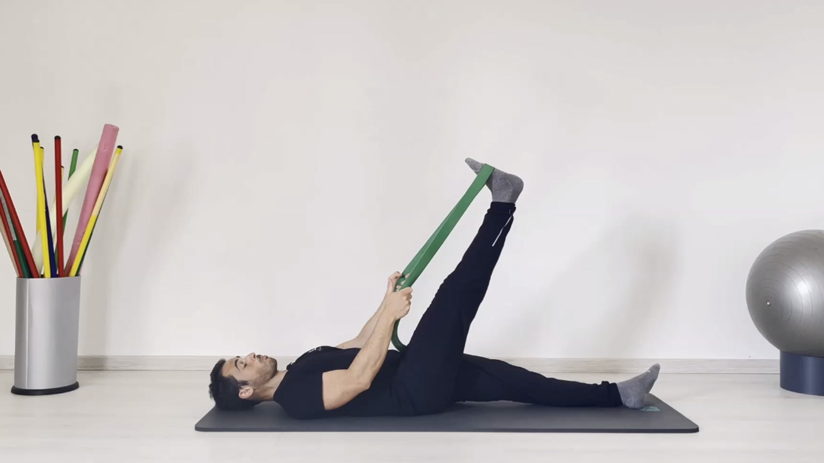 Physiotherapy, stretching exercises for those who sit too much - Video