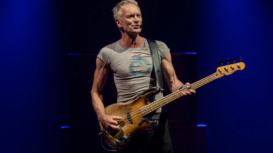 Sting, in the Secondigliano prison, plays with a guitar made from the wood of the barges
