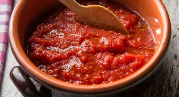 Homemade tomato puree: the recipe and how to make it