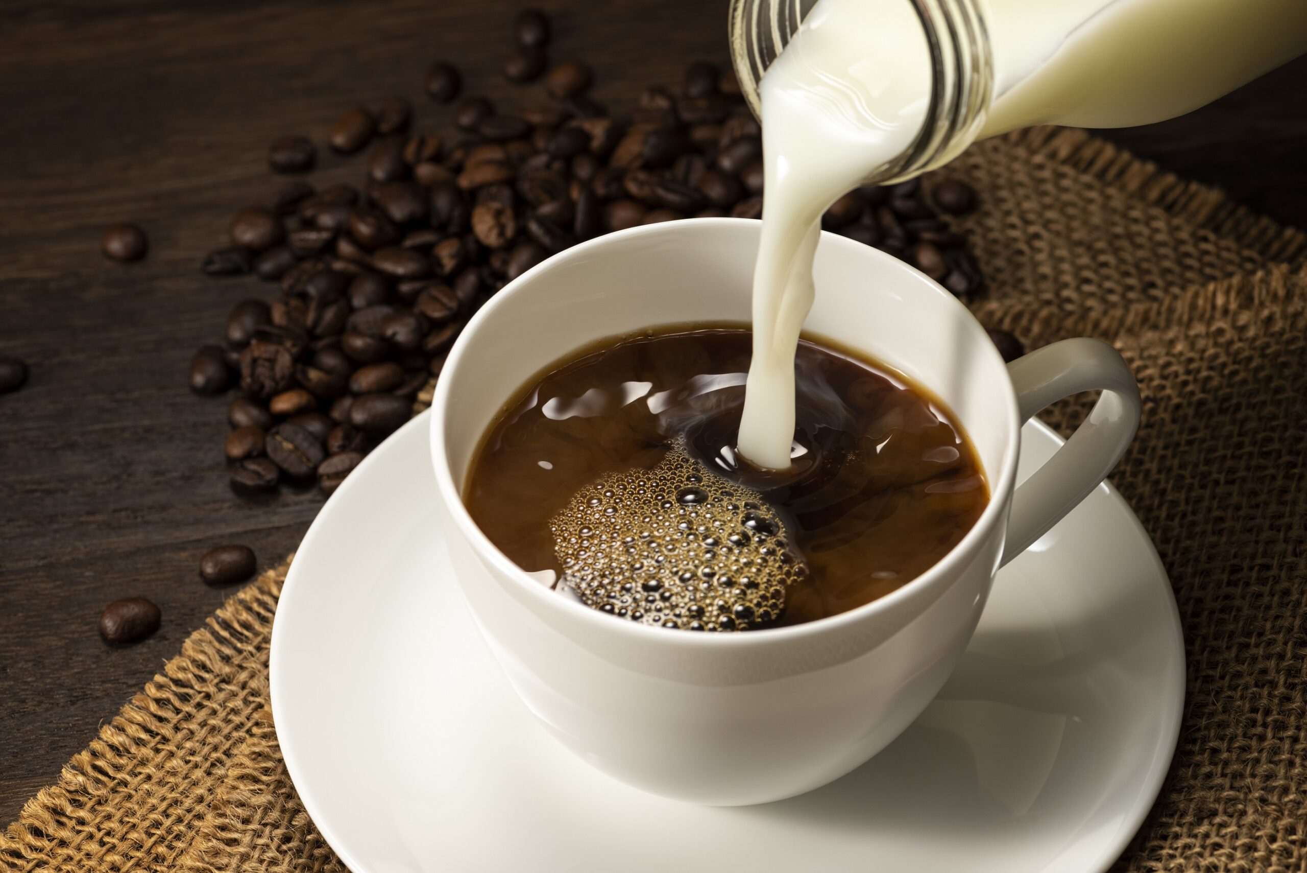 Coffee with cow's milk or oat milk - which is healthier?