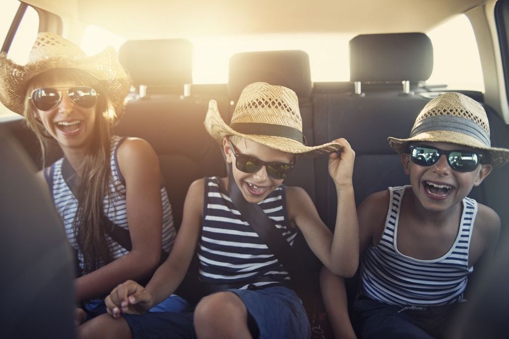 10 tips to keep your children busy in the car, on the train or on the plane