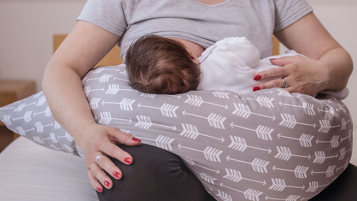 Misused, the nursing pillow presents a mortal danger for baby