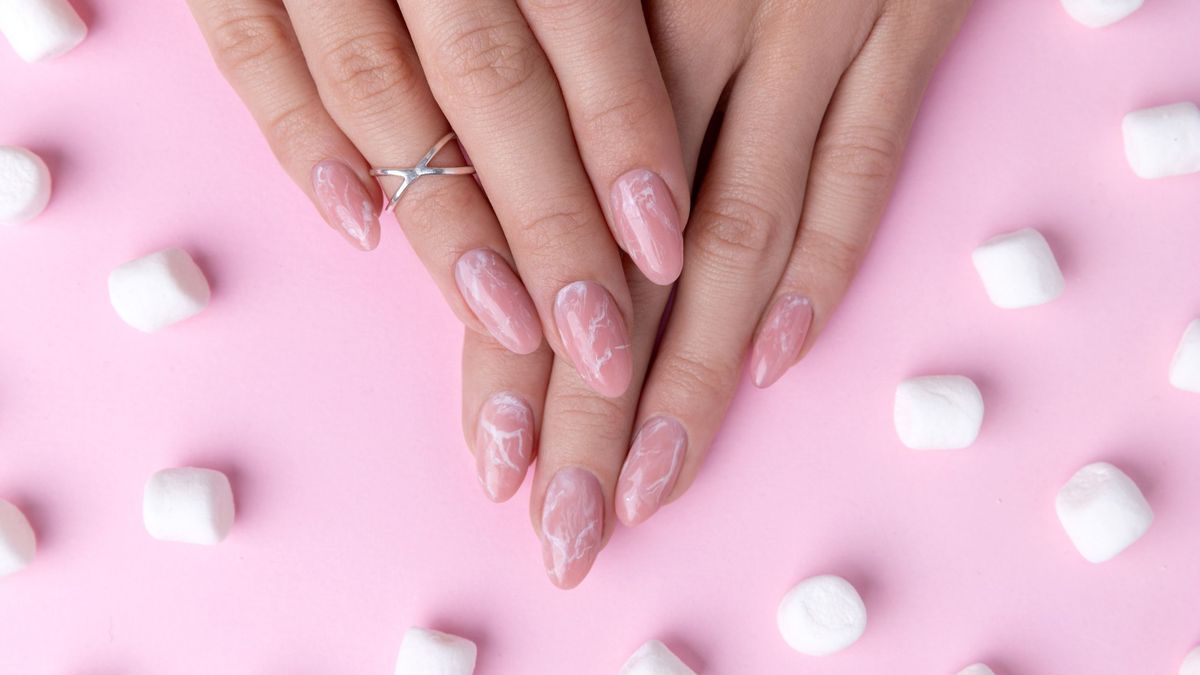 "Syrup nails": the colorful and gourmet manicure that prolongs the summer