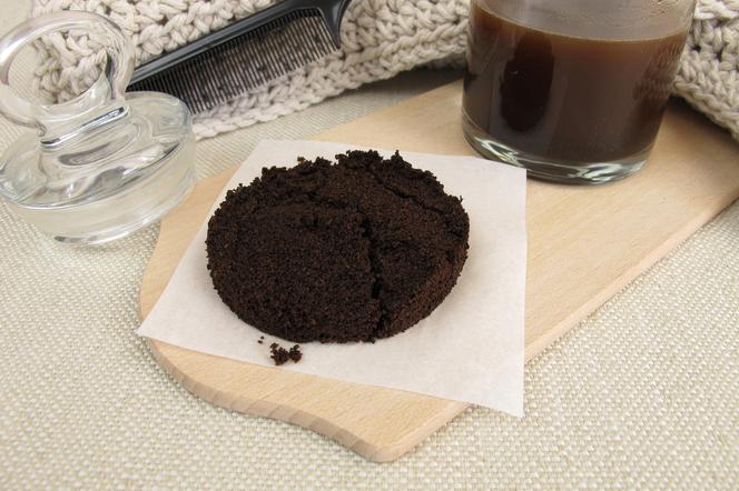 Coffee grounds to prepare hair conditioner