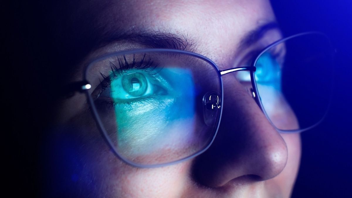 Anti-blue light glasses: usefulness, effects, models and limits