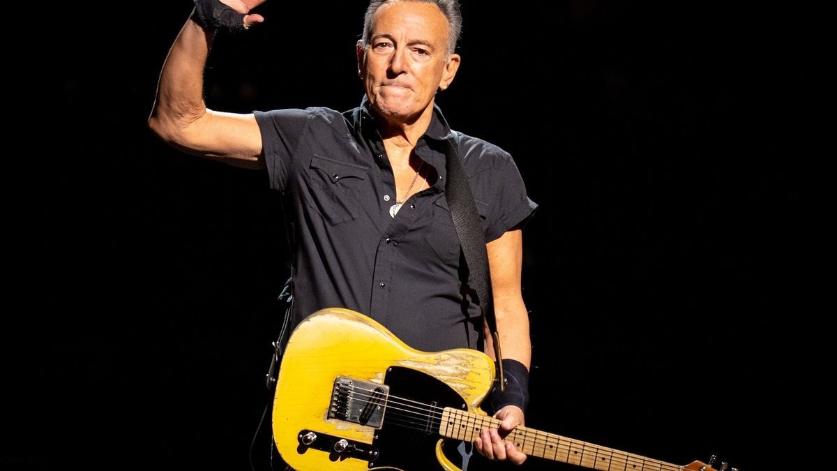 Bruce Springsteen suffers from a peptic ulcer.  Our expert details the seriousness of this injury