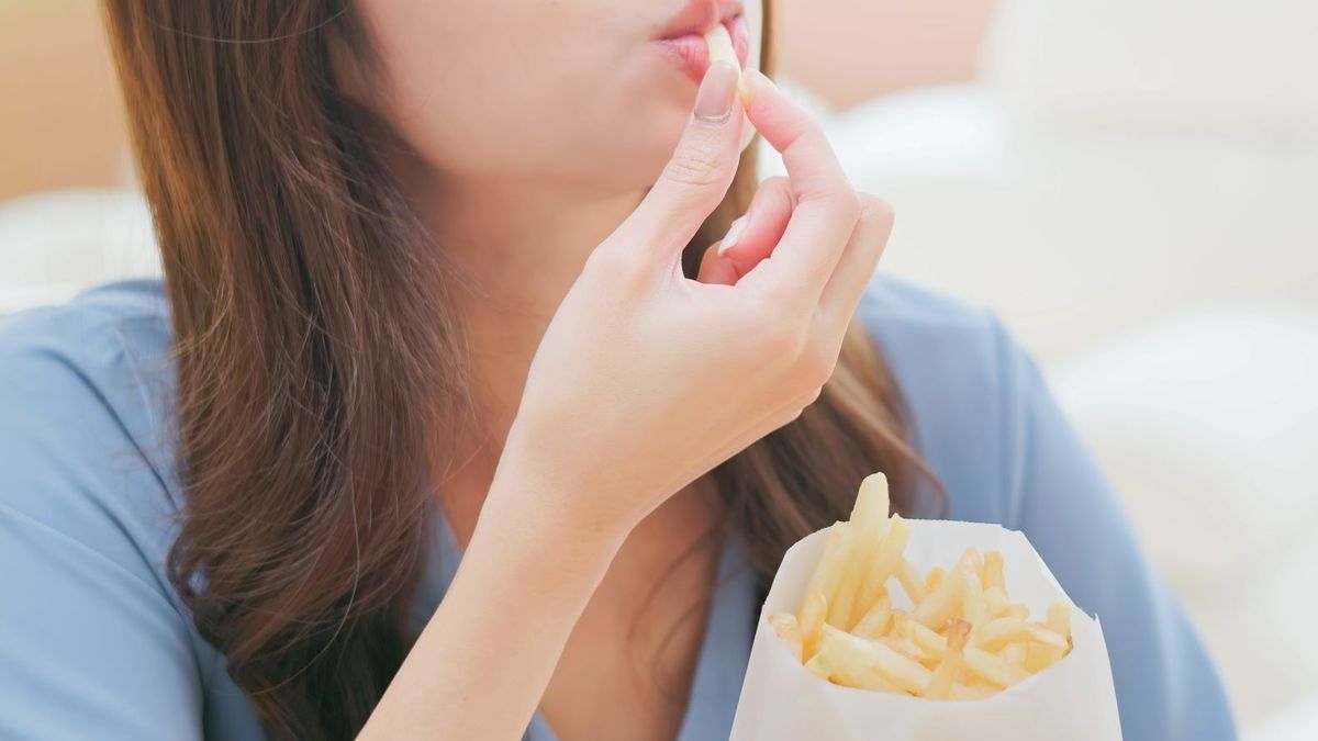 Here's Why You're Hungrier Before Your Period According to Researchers