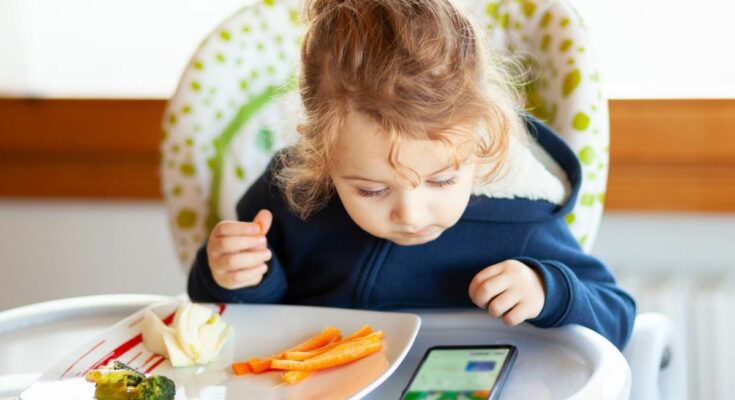 Here's the worst time of day to allow a child screen time