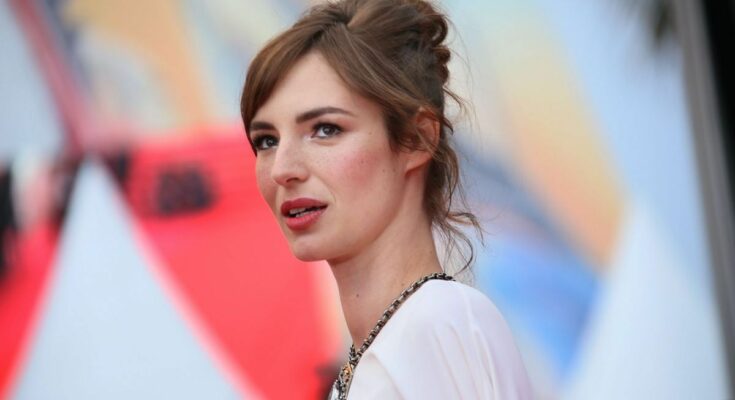 Louise Bourgoin, a mother who feels guilty... like so many other mothers.  For what ?  Our shrink's answer