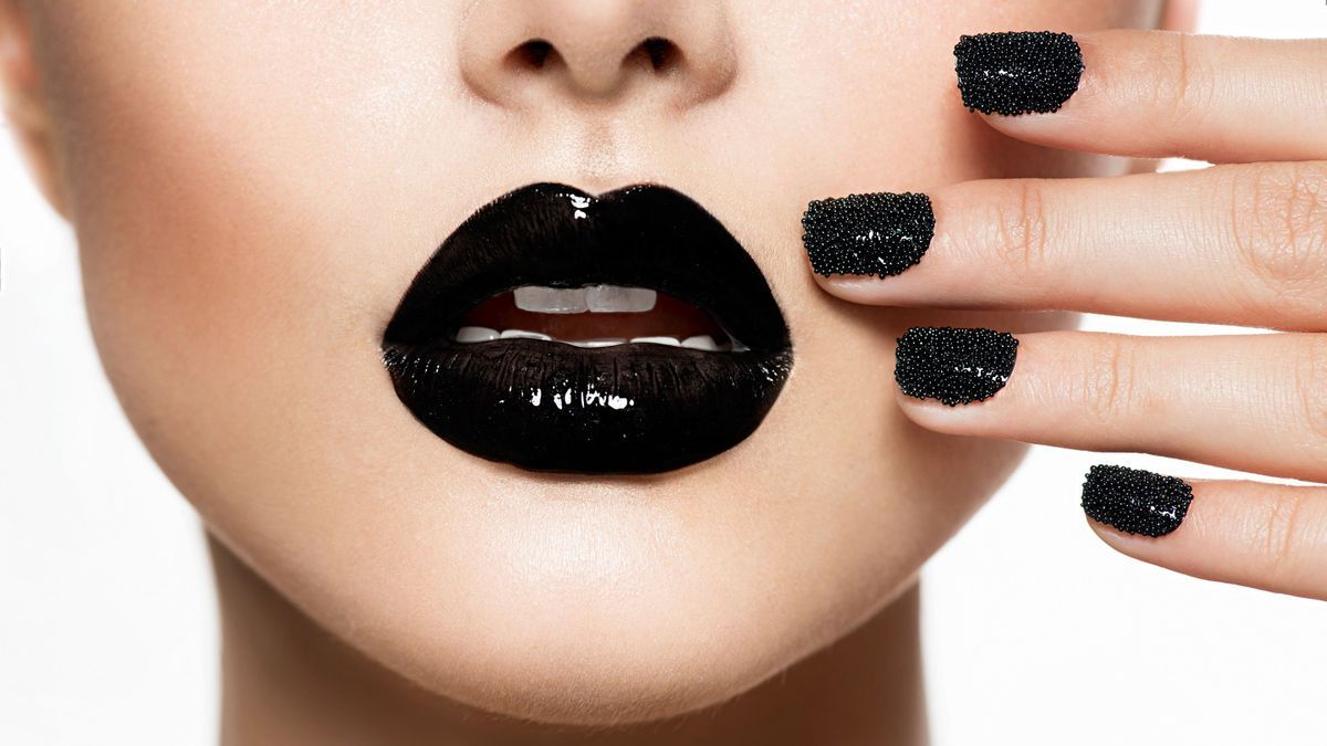 Between glamor and sensuality, 'latex lips' (officially) sign the end of no makeup