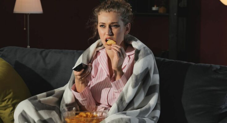 Here's the scientific reason why you gain weight after snacking at night