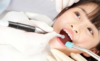 wanita sakit gigi mempraktekkan pijat refleksi sebagai cara menyembuhkan sakit gigi dengan pijatan
