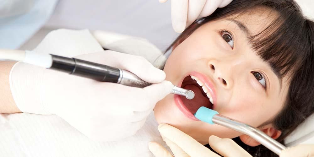 wanita sakit gigi mempraktekkan pijat refleksi sebagai cara menyembuhkan sakit gigi dengan pijatan
