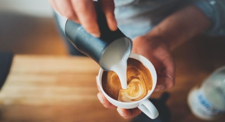 Here is the milk to add to your coffee according to a nutritionist