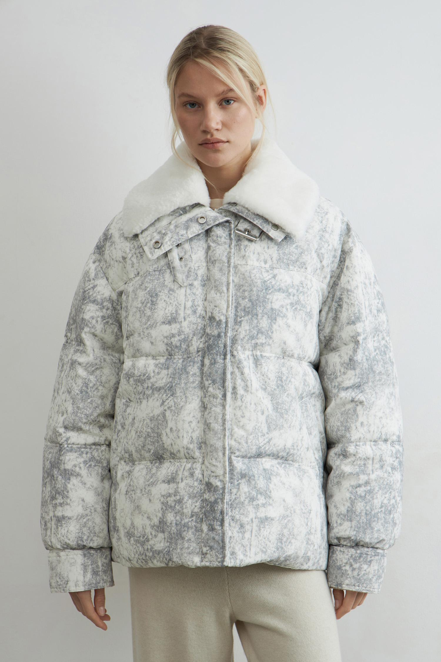 Down jacket with fur collar, LIME, RUB 15,999.  (lime-shop.ru)
