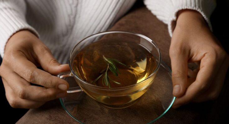 Flat stomach: herbal teas against belly recommended by a dietician-nutritionist