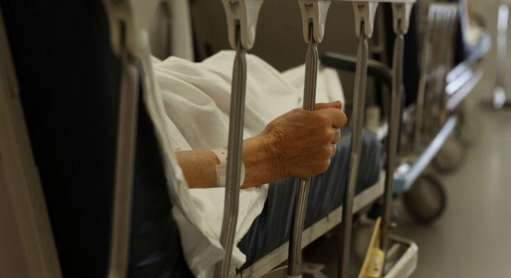 For an elderly patient, a night on a stretcher increases the risk of mortality