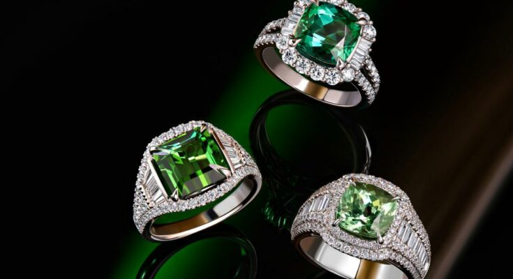 Rare green: choose jewelry with tsavorites from MIUZ Diamonds