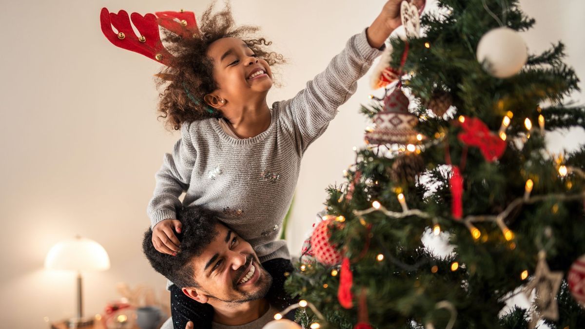 Take out your Christmas decorations now, it will make you happier according to experts!