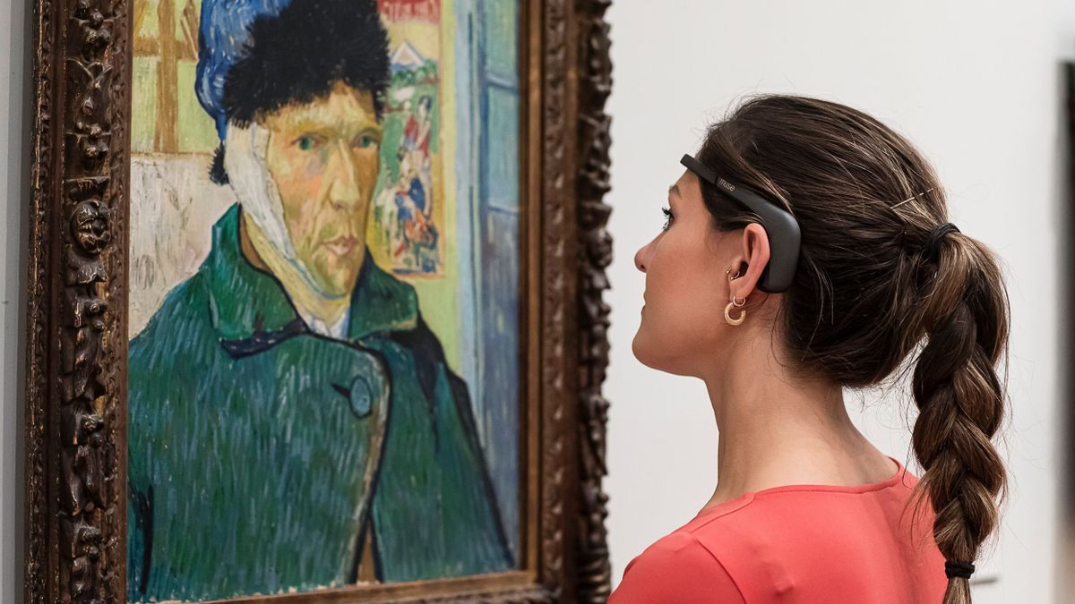 This headset is capable of decoding our emotions in front of a work of art