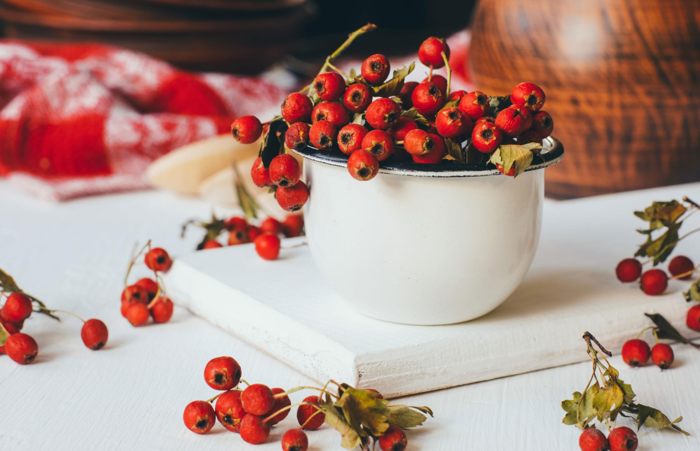 What are the benefits of hawthorn and what can be prepared from it?