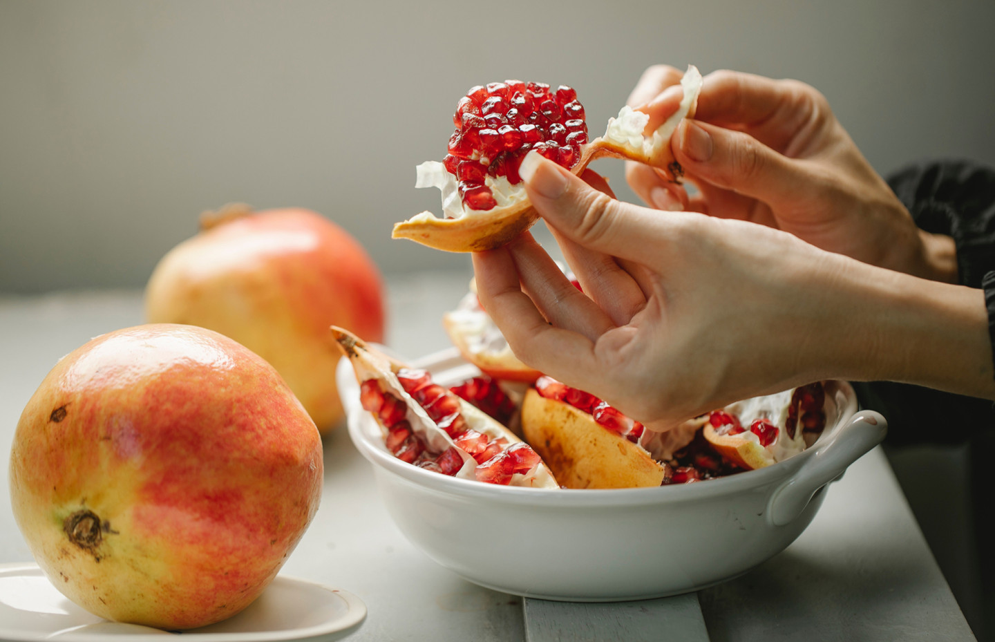 What are the benefits of pomegranate and is it possible to eat pomegranate with seeds?