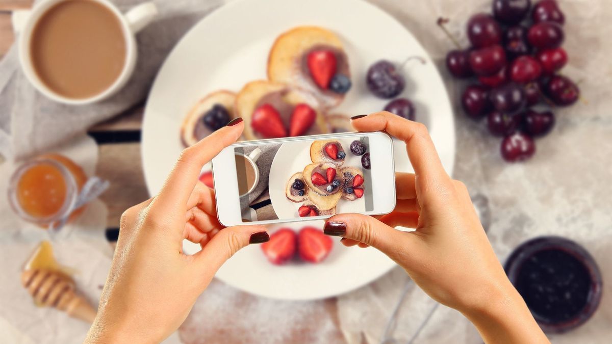An app determines the number of calories by simply looking at your plate!