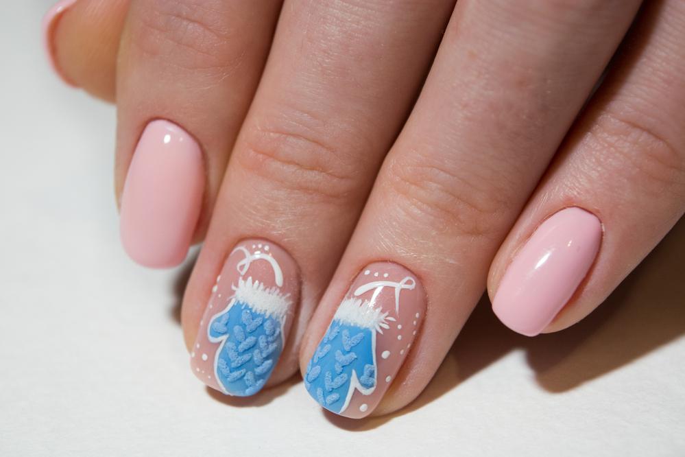 It is advisable to decorate one or two nails in this way so that it does not turn out too colorful