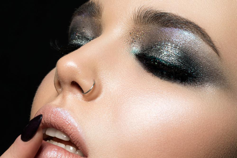 Bright glitter on the eyes requires minimalism in all other components of makeup, otherwise the image will be overloaded