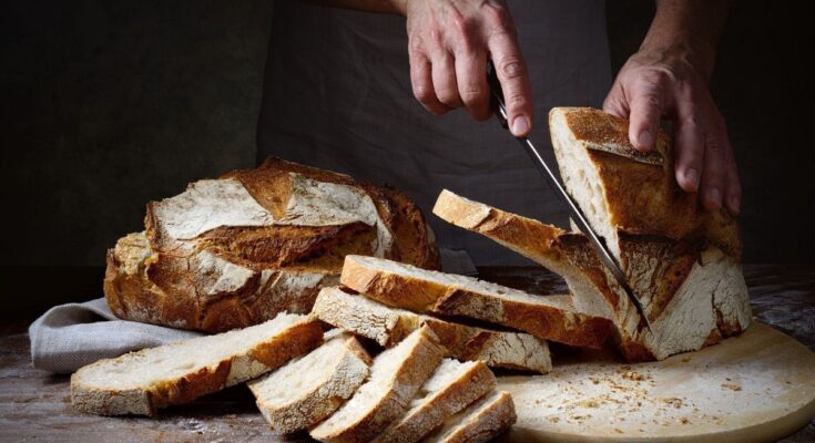 Don't throw away bread at the end of your Christmas meal: save money by following these tips!