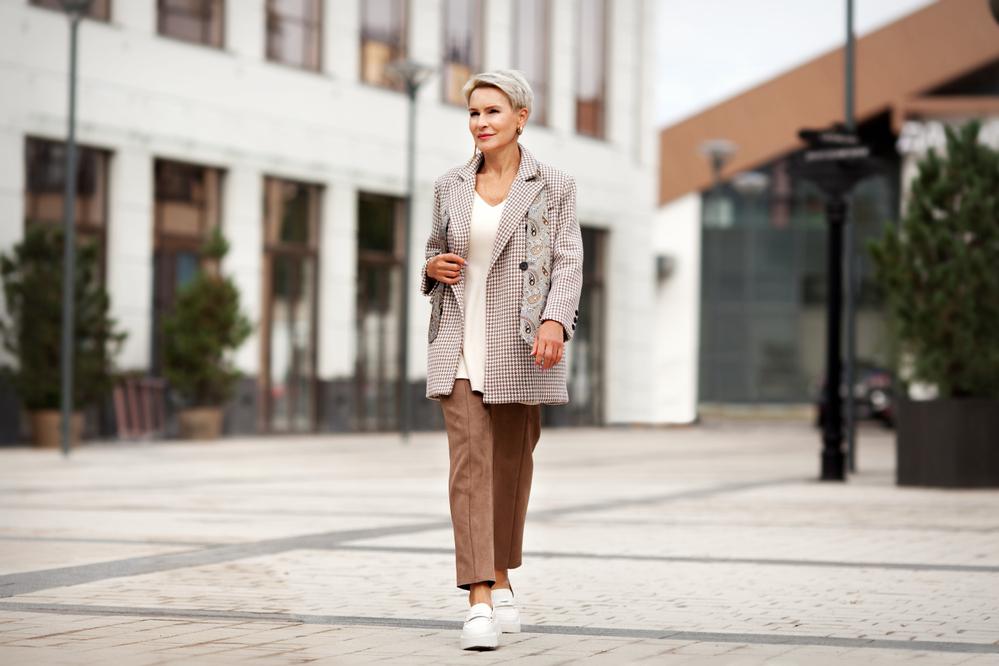 In a muscular style, you can wear jackets with enlarged shoulders, skinny trousers, and men's accessories that elongate the silhouette, such as long ties.
