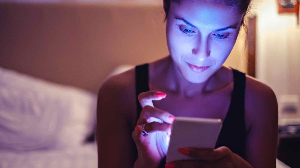 Does the blue light from your cell phone really disrupt your sleep?