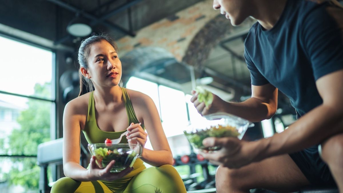 What to eat before and after your workout, according to a sports and nutrition expert