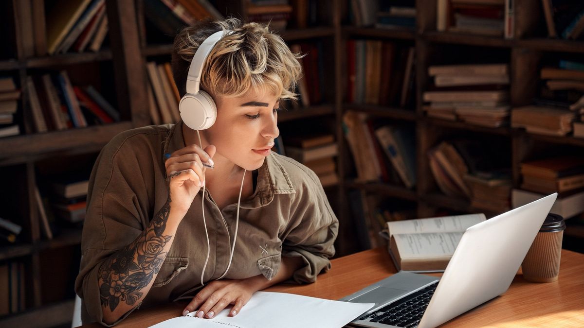 Working while listening to music: good or bad idea?