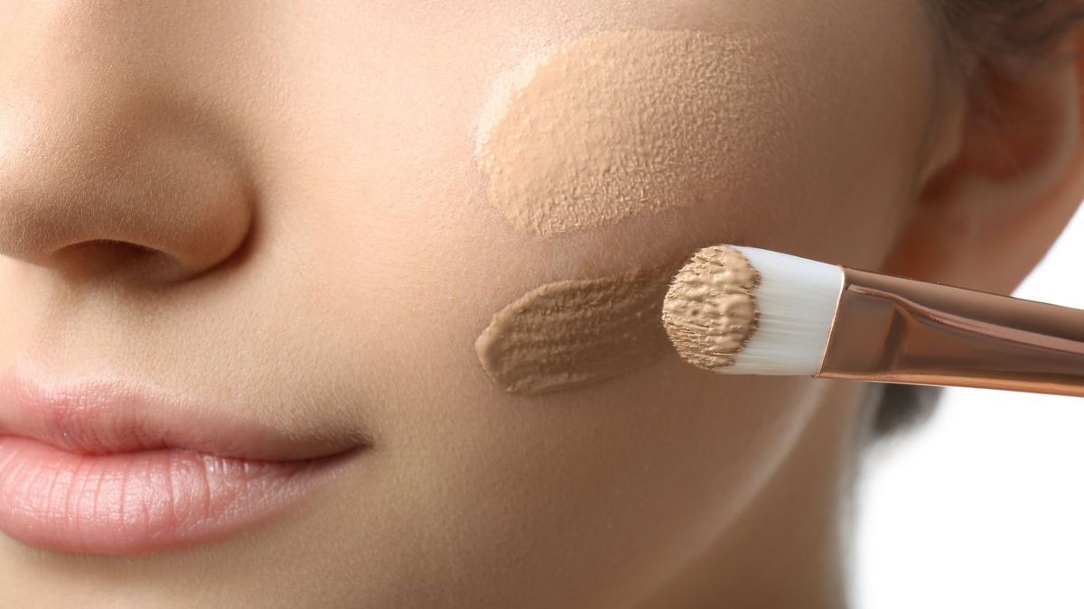 How to choose the right foundation shade?  A makeup artist gives all her tips