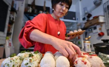 “Onigiri”, the Japanese rice ball snowballs