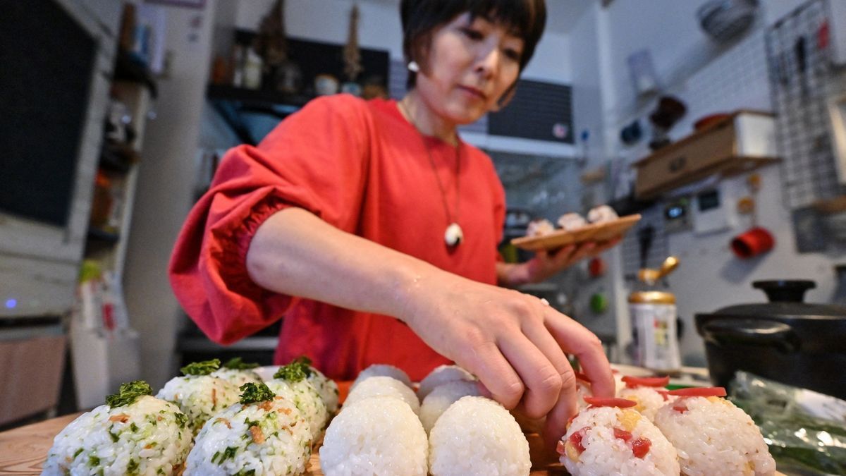 “Onigiri”, the Japanese rice ball snowballs