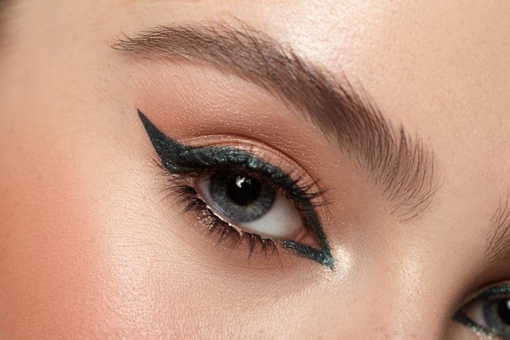 The inner edge of the arrow extends beyond the line of the eye;  ideal for large round eyes