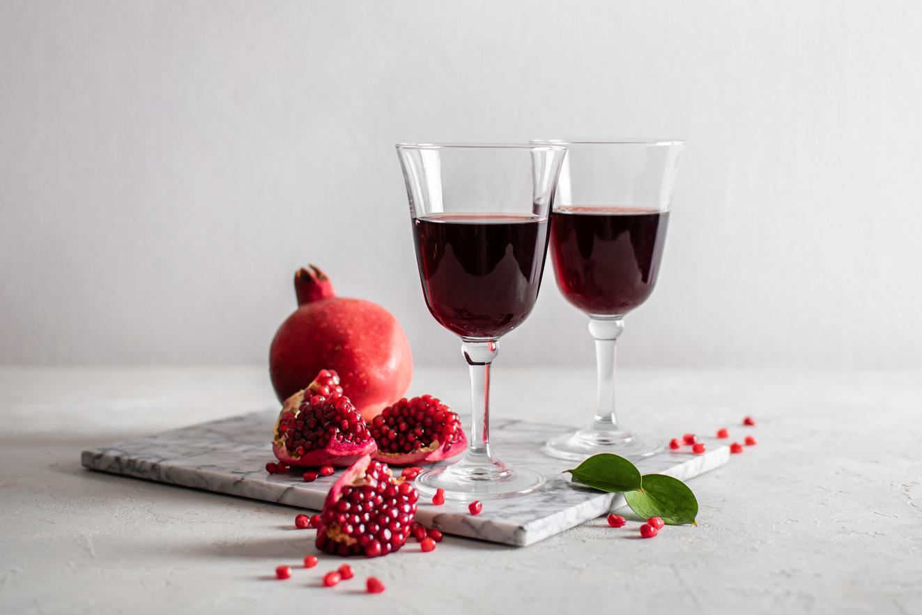 For symptoms of anemia, you should drink directly pressed pomegranate juice.