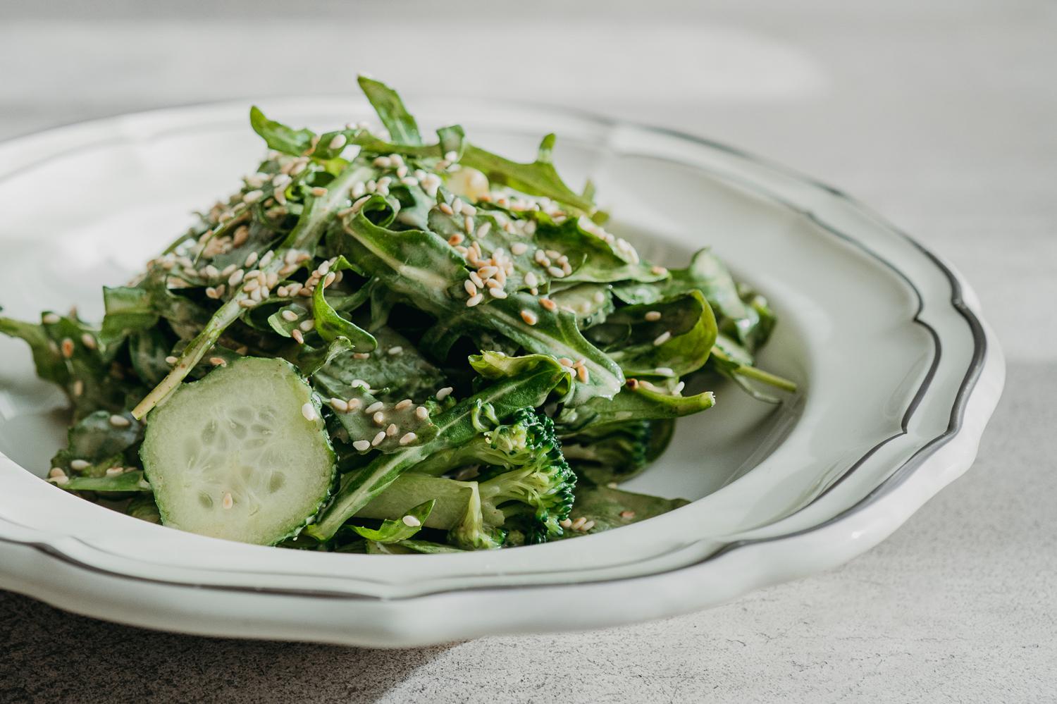 Green salad with sesame dressing