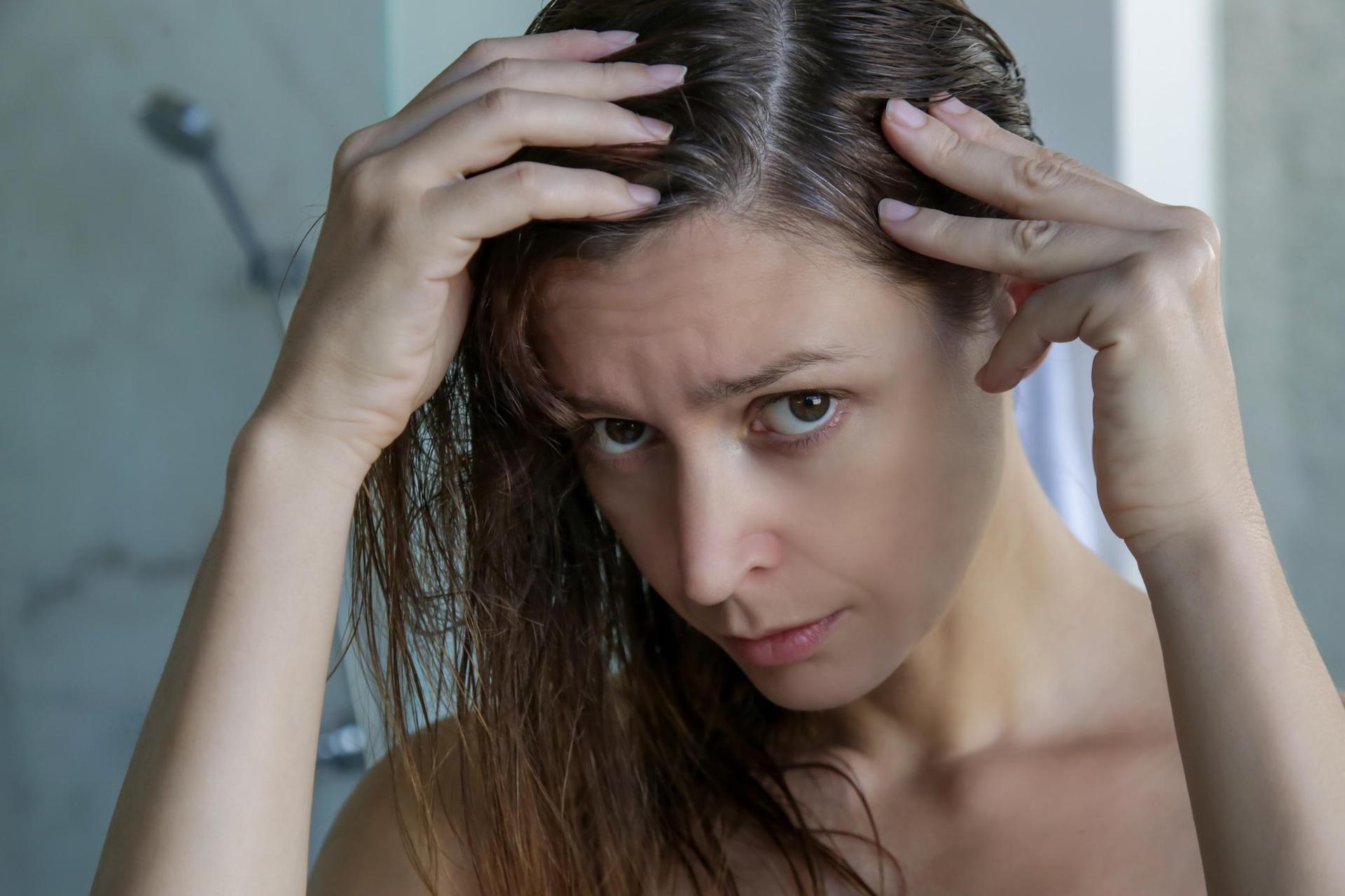 Are you fed up with greasy hair?  4 golden tips worth remembering