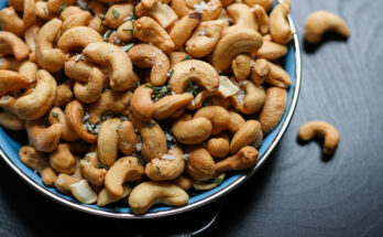 Cashews: benefits and harms for the body of women and men, review by a nutritionist