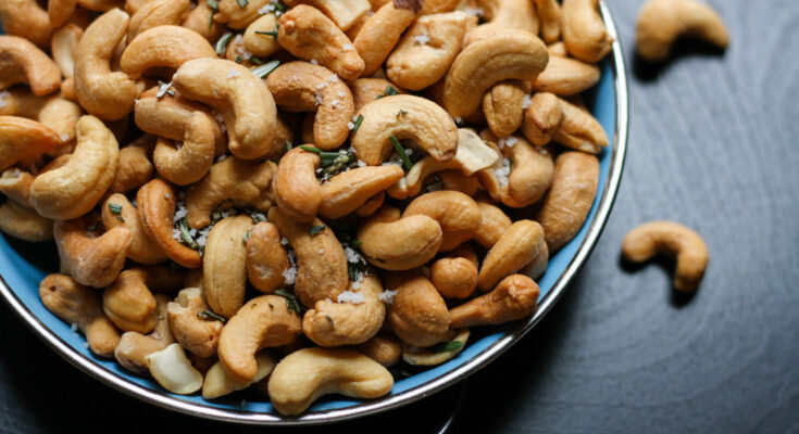 Cashews: benefits and harms for the body of women and men, review by a nutritionist
