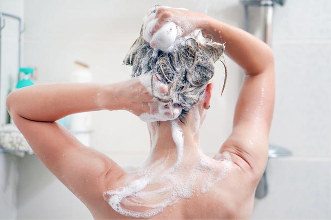 Do you wash your hair in the morning or evening?  This is of great importance for their condition