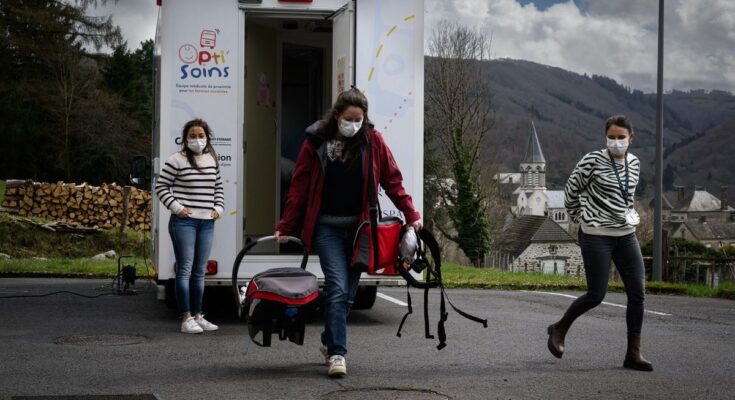 In the Auvergne countryside, a medical truck meets pregnant women