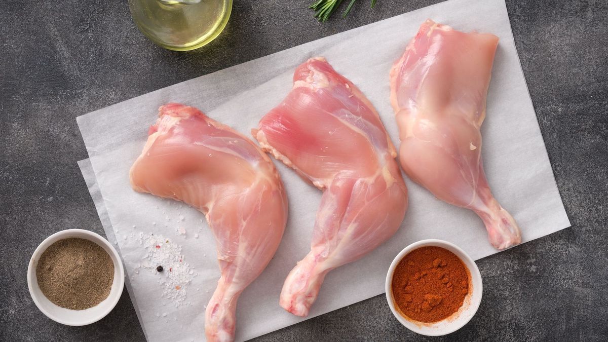 Sold everywhere in France, these chicken thighs should not be eaten!