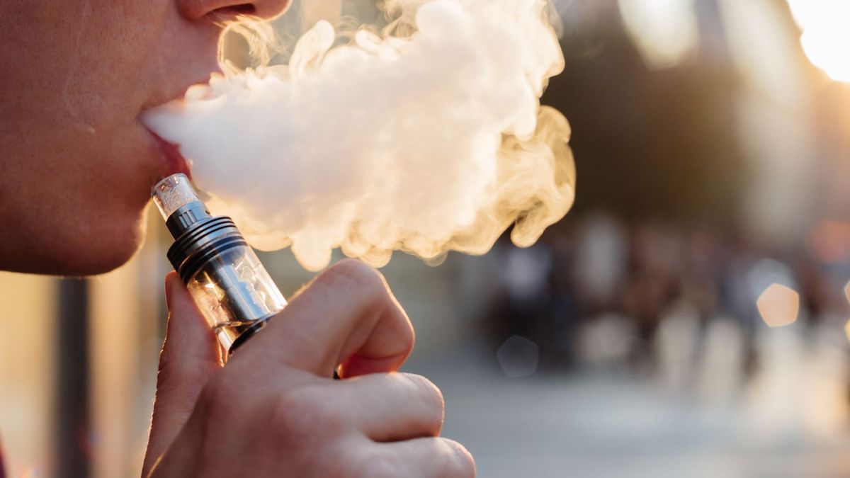 A teenager urinates black and ends up in the emergency room, because of his electronic cigarette