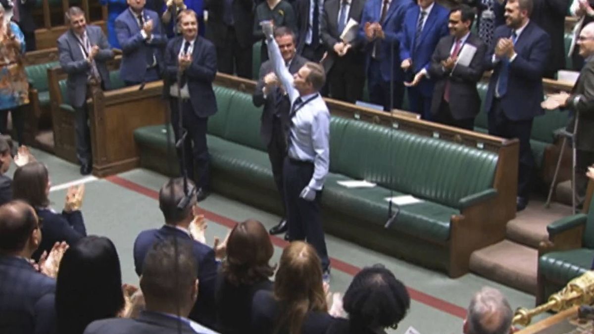 Amputee of all four limbs, a British MP returns to Parliament, applauded by his colleagues