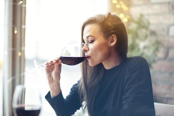 What effect does alcohol have on skin, hair and nails?