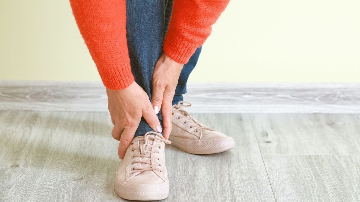 Flat sneakers are trendy, but are they good for our feet?